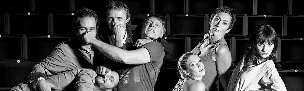 Jean-Claude Islert: Teď ne! aneb Na tohle teď není ta pravá chvíle. Hrají Michal Dlouhý, Kamil Halbich, Kristýna Frejová, Filip Čapka, David Punčochář,  Jana Kotrbatá a Beata Kaňoková, foto: Vladimir Yurkovic Jean-Claude Islert: Teď ne! aneb Na tohle teď není ta pravá chvíle. Hrají Michal Dlouhý, Kamil Halbich, Kristýna Frejová, Filip Čapka, ...